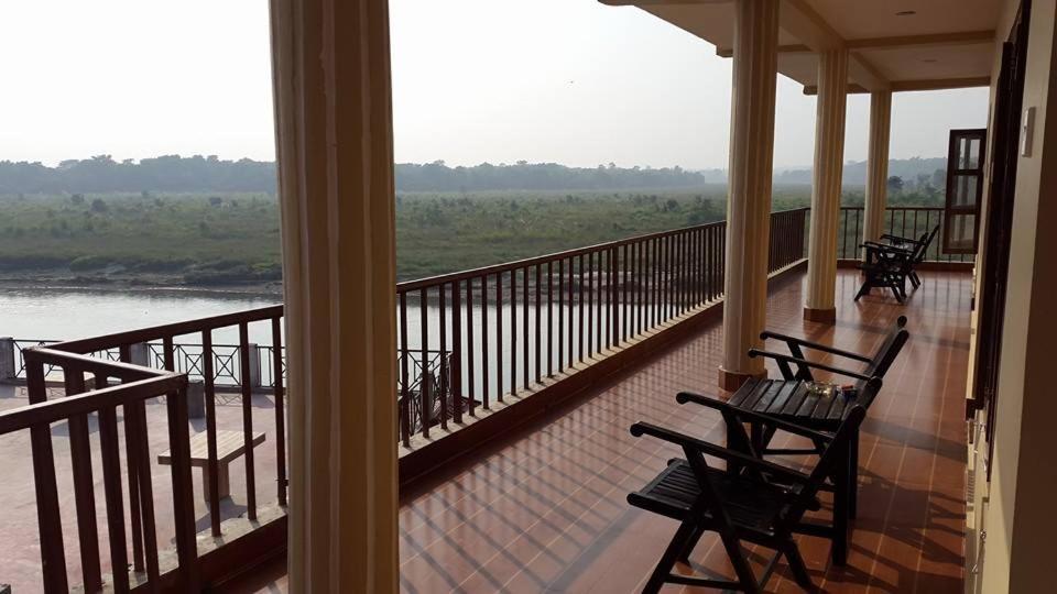Jungle Wildlife Camp Hotel Sauraha Kültér fotó