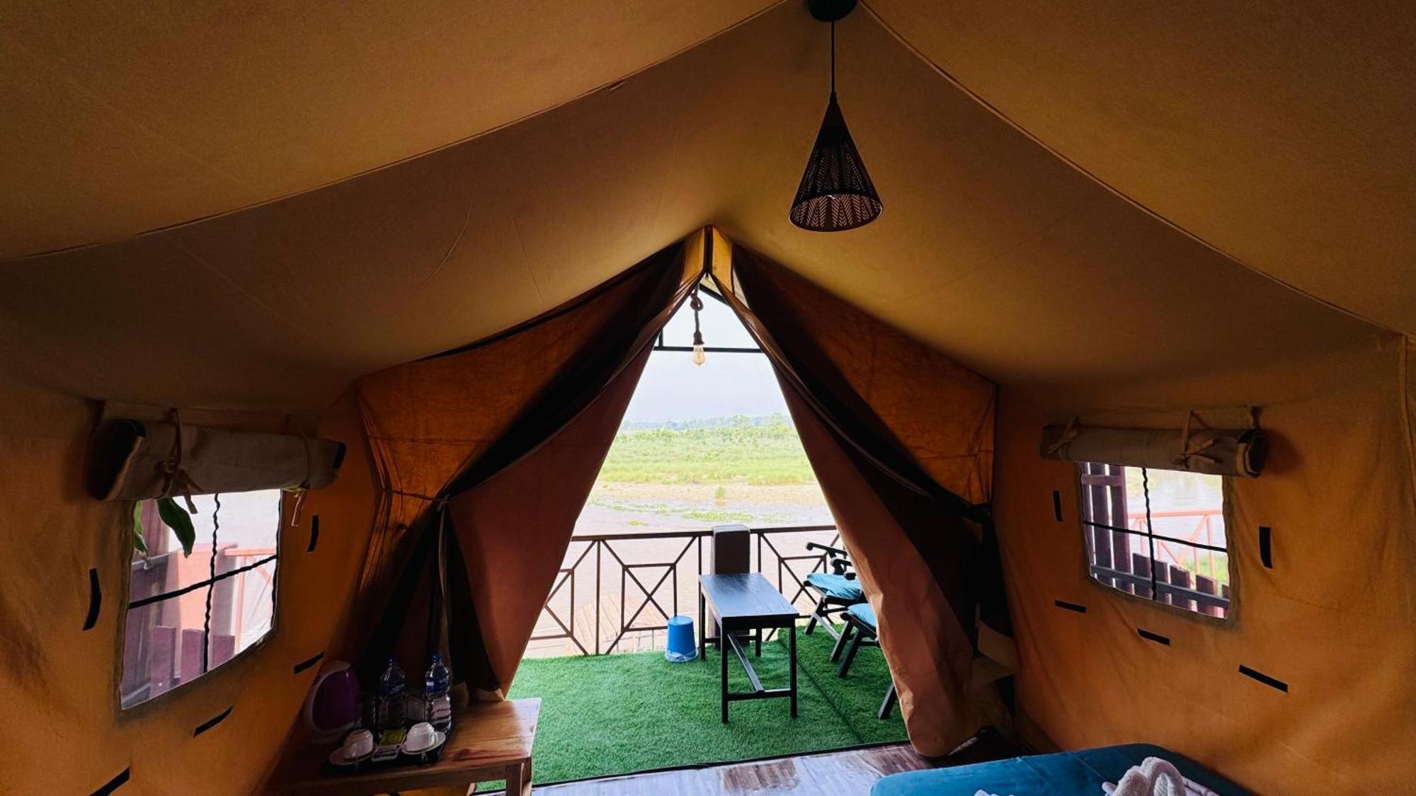 Jungle Wildlife Camp Hotel Sauraha Kültér fotó