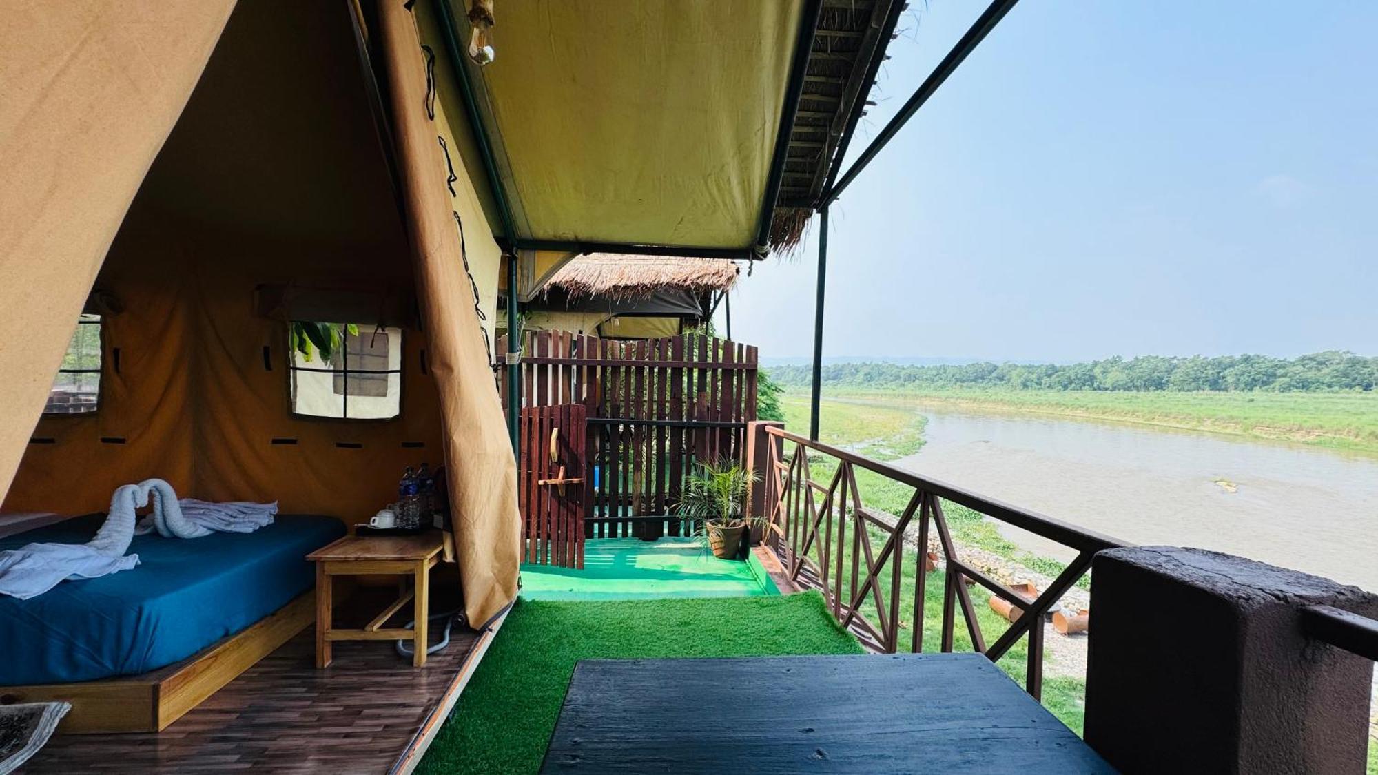 Jungle Wildlife Camp Hotel Sauraha Kültér fotó