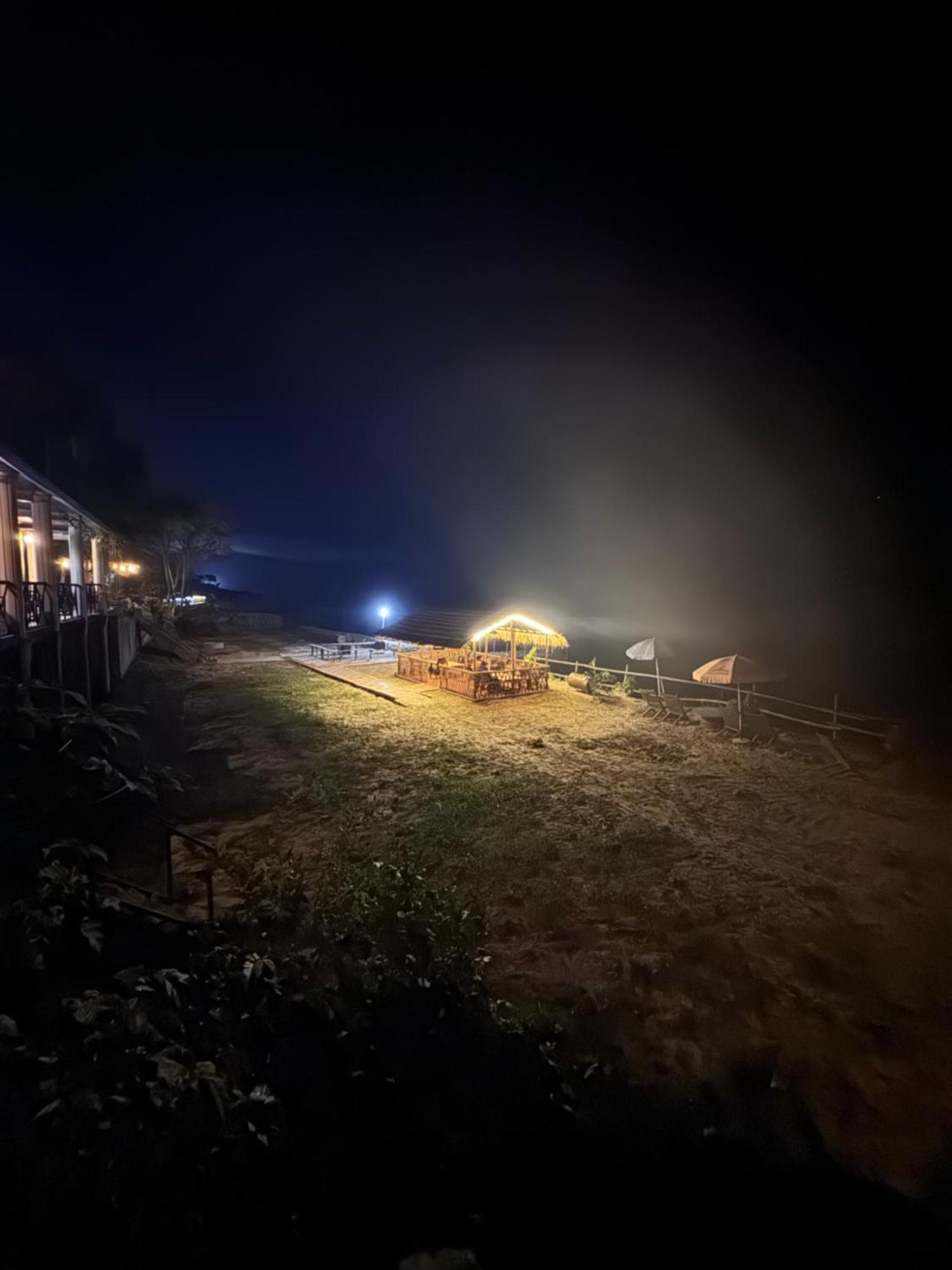 Jungle Wildlife Camp Hotel Sauraha Kültér fotó
