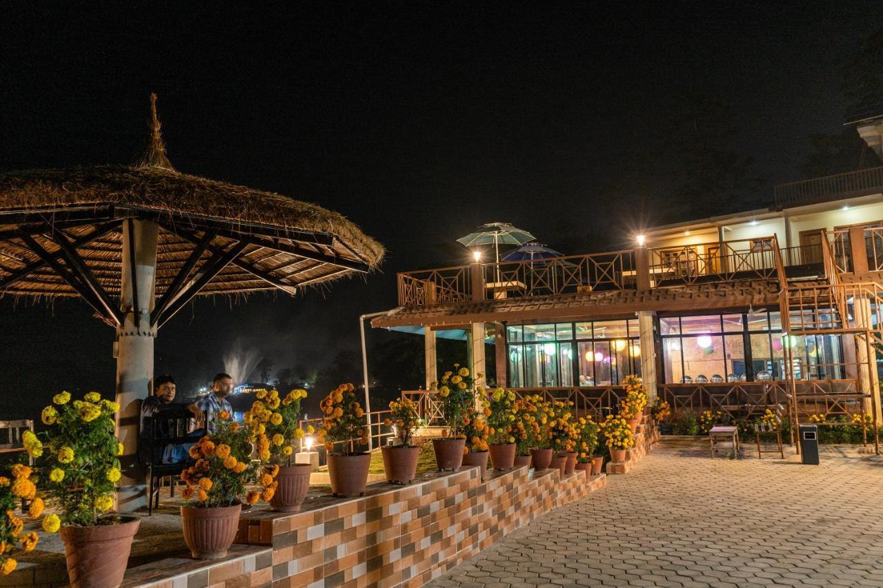 Jungle Wildlife Camp Hotel Sauraha Kültér fotó