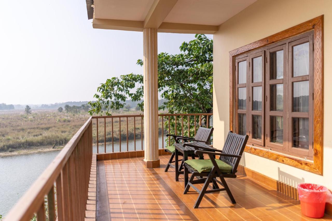 Jungle Wildlife Camp Hotel Sauraha Kültér fotó