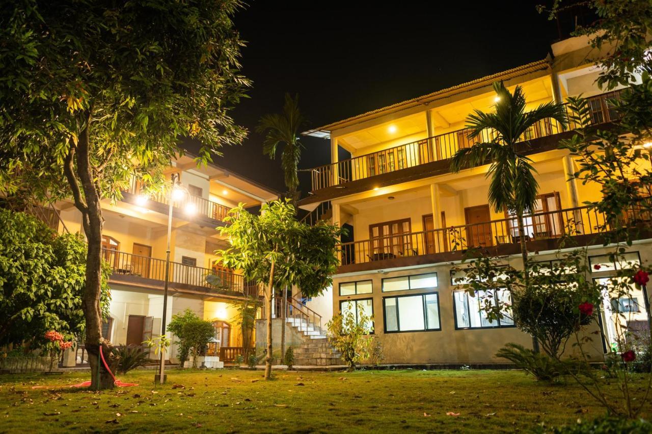 Jungle Wildlife Camp Hotel Sauraha Kültér fotó