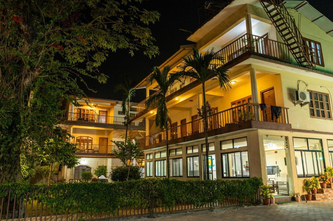 Jungle Wildlife Camp Hotel Sauraha Kültér fotó