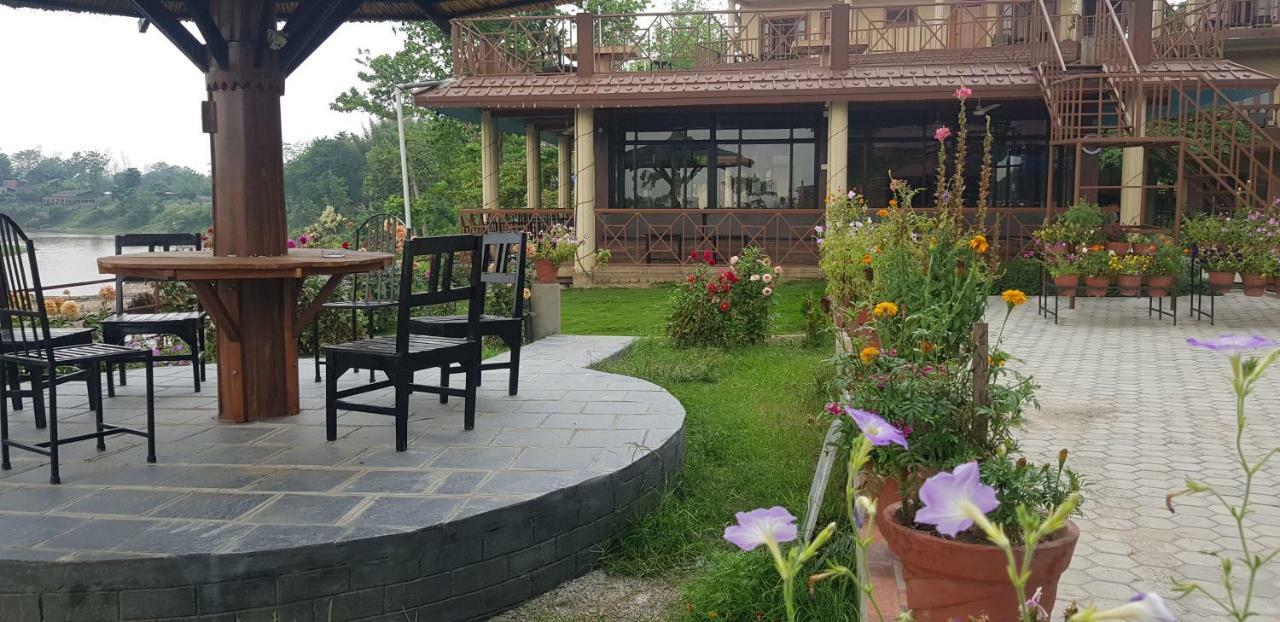 Jungle Wildlife Camp Hotel Sauraha Kültér fotó